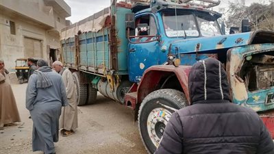 عاجل|سيارة نقل يقودها طفل تصطدم بأخرى و تقف قبل اقتحام محل بالصف