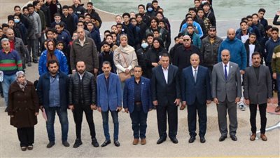 مدير عام تعليم بورسعيد يشارك الطلاب طابور الصباح... صور