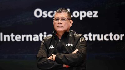 أوسكار رويز يرفض الضغوطات ويبحث عن حكام شباب قبل انطلاق الدوري