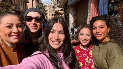 مع انتصار ورحمة أحمد .. هدى المفتي تشارك كواليس مسلسل 80 باكو