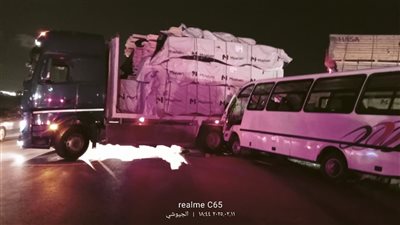 إصابة ٣ أشخاص في حادث تصادم سيارتين بطريق مصر أسيوط الزراعي بالعياط 