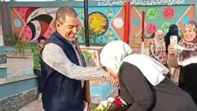 وكيلة مدرسة تقبل يد زوجها في الطابور.. وتحرك عاجل من التعليم 