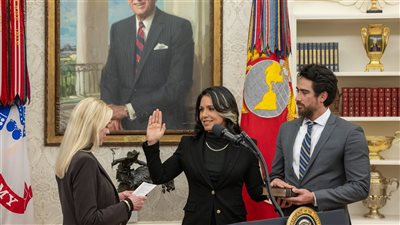 جندية سابقة تترأس إدارة الاستخبارات الوطنية الأمريكية .. من هي تولسي جابارد؟ 