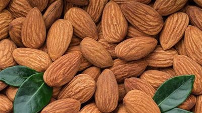 اللوز المقشر أم غير المقشر.. أيهما يجب أن تأكله يوميًا ولماذا؟