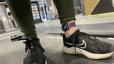 موضة غريبة أم فوائد صحية.. 6 أسباب لارتداء ساعة آبل على الكاحل