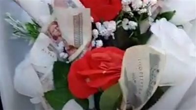 خليها فلوس بدل الورد.. شاب سوهاجي يهدي خطيبته بوكيه غريب بعيد الحب