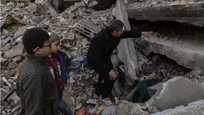 آلام ما بعد الهدنة... غزيون يبحثون عن جثامين ذويهم تحت الأنقاض