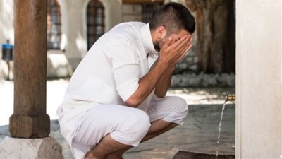 قطرات البول قبل دخول الحمام... هل تبطل الطهارة وتمنع الصلاة؟ الإفتاء توضح 