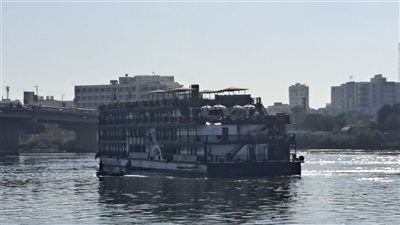  علي متنها 42 سائحاً..  شحوط باخرة سياحية أمام المتحف الآتوني بالمنيا