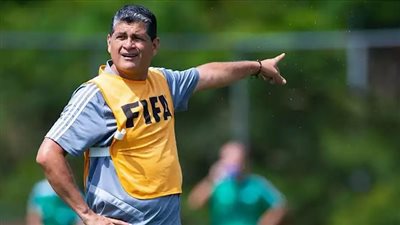 أوسكار رويز يهدد بالرحيل عن رئاسة لحنة الحكام لهذا السبب 