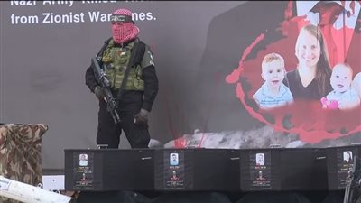 وسط رسائل قاسية لـ نتنياهو.. حماس تسلم إسرائيل جثث 4 محتجزين|فيديو وصو
