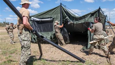 شركة أمريكية تنتهك حقوق الإنسان.. احتجاز المهاجرين في جوانتانامو يثير المخاوف 