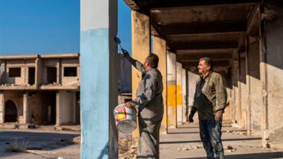 رائحة الدماء والبراميل المتفجرة.. السوريون يبدأون محاولة إعادة الإعمار