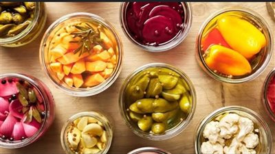 هل تعلم لماذا لا يُنصح بتخزين المخللات في حاويات معدنية؟