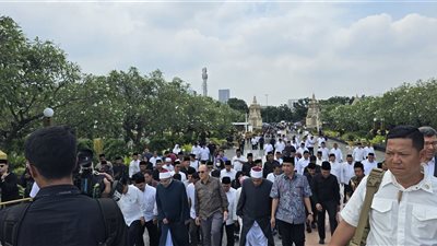 رئيس جامعة الأزهر يؤم آلاف المصلين في صلاتي الجمعة وجنازة وزير إندونيسيا