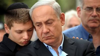 فضيحة تهز الكنيست.. علقة ساخنة لـ نتنياهو على يد نجله تؤدي إلى نفي الأخير خارج إسرائيل | فيديو