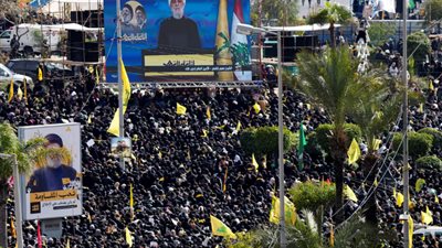 رفض النفوذ الأمريكي ومقاومة إسرائيل.. رسائل حزب الله خلال جنازة نصر الله