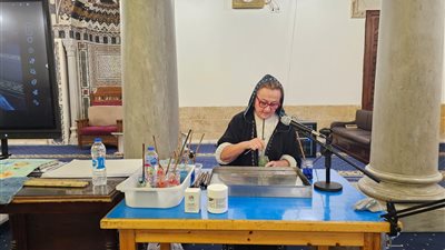 ملتقى الأزهر للخط والزخرفة يستضيف الفنانة الإيطالية أنتونيلا لاستعراض فن الإبرو المميز