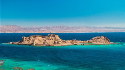 أحمد موسى يكشف أهمية قلعة صلاح الدين في طابا.. تشرف على حدود 4 دول (فيديو)