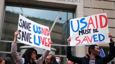 تجميد المساعدات الأمريكية..صدمة في العالم الإنساني وتهديد لمستقبل وكالة USAID