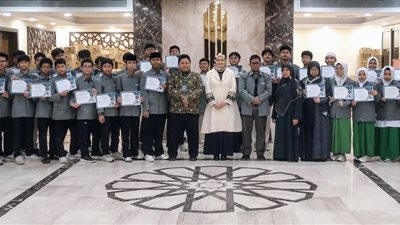 مستشارة شيخ الأزهر تسلم شهادات اجتياز برنامج المعايشة اللغوية لطلاب إندونيسيا