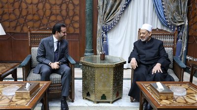 شيخ الأزهر يستقبل المستشار محمد عبد السلام بمشيخة الأزهر ويشيد بجهوده العالمية