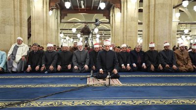 آلاف المصلين يؤدون صلاة التراويح في الجامع الأزهر في أول ليالي رمضان
