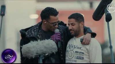 محمد رمضان يكسب شخص يحمل هاتف بدون كاميرا 100 ألف جنيه (فيديو)