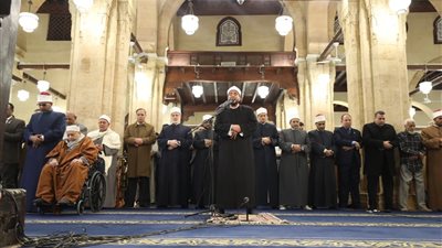آلاف المصلين يؤدون العشاء والتراويح بالجامع الأزهر في ثاني ليالي رمضان