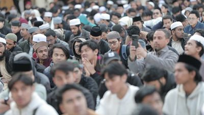 الآلاف من الصائمين المصريين والوافدين والمغتربين والدارسين في الجامع الأزهر