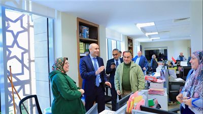 وزير التربية والتعليم يتفقد مكاتب العاملين بديوان عام الوزارة ويهنئهم بحلول شهر رمضان المبارك