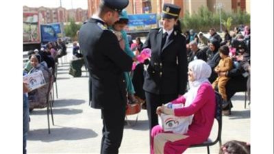 الداخلية تهدي المواطنين عبوات غذائية.. وتيسيرات لاستخراج البطاقات وجوازات السفر