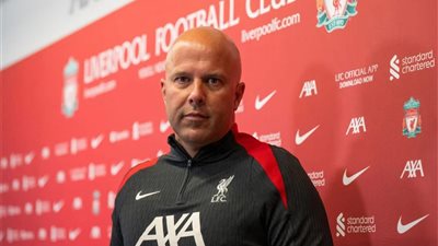 أرني سلوت يتحدى لويس إنريكي بتصريح مثير قبل مواجهة ليفربول وباريس