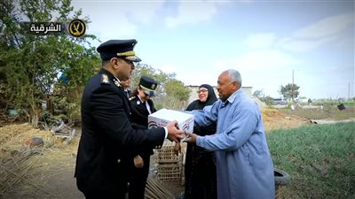 هدايا عينية من مأموري أقسام الشرطة للمواطنين .. والداخلية تطارد تجار المخدرات  