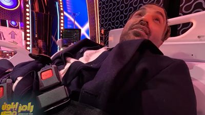 «100 ألف جنيه»: حل سؤال رامز إيلون مصر الحلقة الثانية.. ياتري لون شعر أحمد فهمي؟ (فيديو)