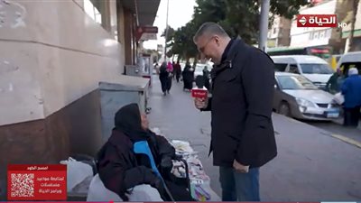 مفيش أحلى من جبر الخواطر.. شوف عمرو الليثي عمل إيه مع السيدة المسنة (فيديو)