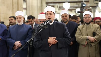 بروايات الأئمة قنبل وورش ورويس.. الجامع الأزهر يقيم التراويح بحضور آلاف المصلين
