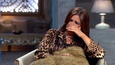 بدرية طلبة: ياسمين عبد العزيز عزتني في جوزي في البيت واتصدمت (فيديو)