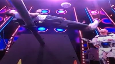 حافي القدمين .. إمام عاشور يطارد رامز جلال بعد تعلق حزائه في أرضية لاذقة 