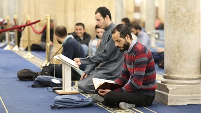رواد الجامع الأزهر يعمرون بيت الله بتلاوة القرآن الكريم في رمضان
