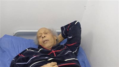 الشاعر زين العابدين فؤاد يتعرض لأزمة صحية وينٌقل إلى الرعاية المركزة