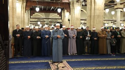 آلاف المصلين يؤدون العشاء والتراويح بالجامع الأزهر