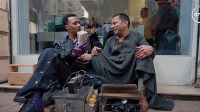 ماسح الأحذية .. محمد رمضان قرر يغير حياة راجل من الصفر (فيديو)