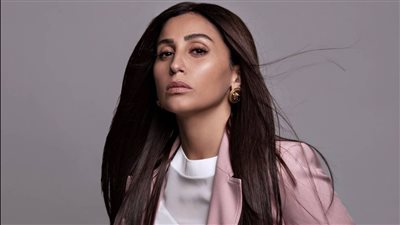 دينا الشربيني ترقص مع زميلتها على أغنية 