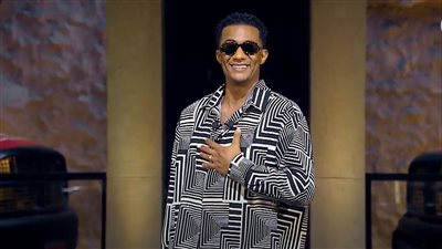 محمد رمضان يهدي جائزة 100 ألف جنيه لحاج محمد في 