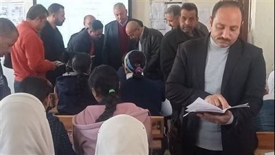  متابعة تعليمية أم تحقيق رسمي؟.. صورة من داخل فصل دراسي تشعل الجدل