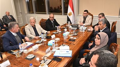 وزير الإسكان يُتابع مشروعات التطوير وترفيق الأراضي بالمناطق الصناعية بالعاشر من رمضان