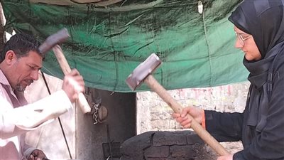  زوجان بالمنوفية يعملان بالحدادة .. وشعارهم 