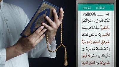 حكم قراءة القرآن من الهاتف أثناء الصلاة.. دار الإفتاء تجيب