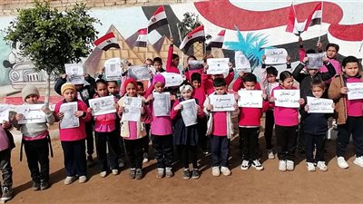 تلاميذ مدرسة بالبحيرة يرسمون بأجسادهم كلمة الشهيد عبد المنعم رياض.. صور
